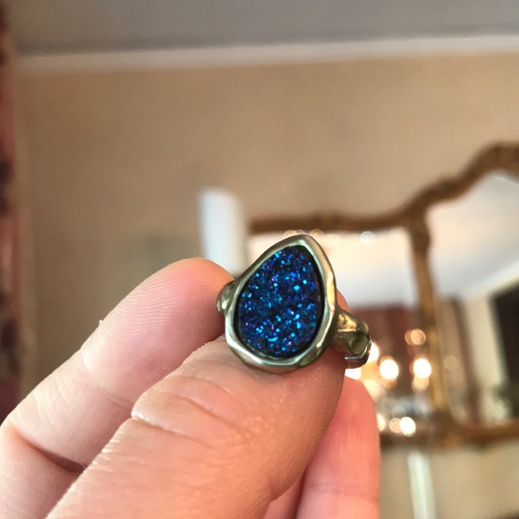 Teardrop shaped ring with stretchy band - Picture 4 of 4